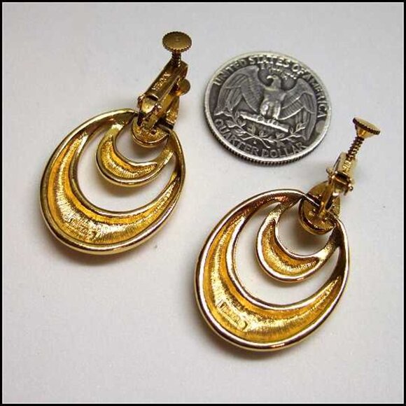 1960s Signed NAPIER Gold Hoop Retro Vintage Clip Earrings 9165 - Picture 5 of 5